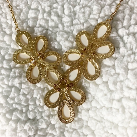 Shimmery petals statement necklace - Picture 5 of 7